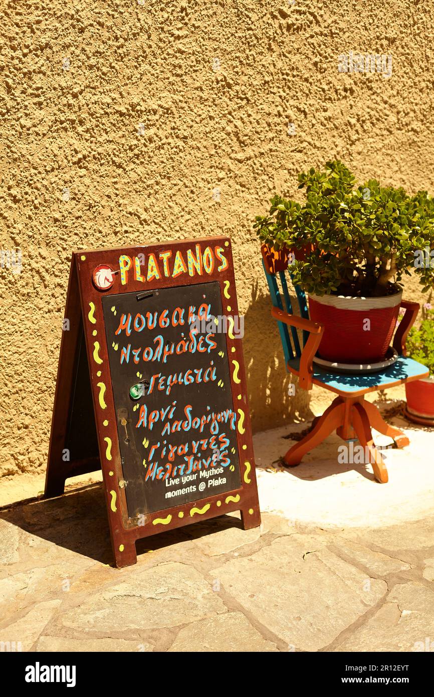 Cartello stradale menu a Plaka Greece Foto Stock