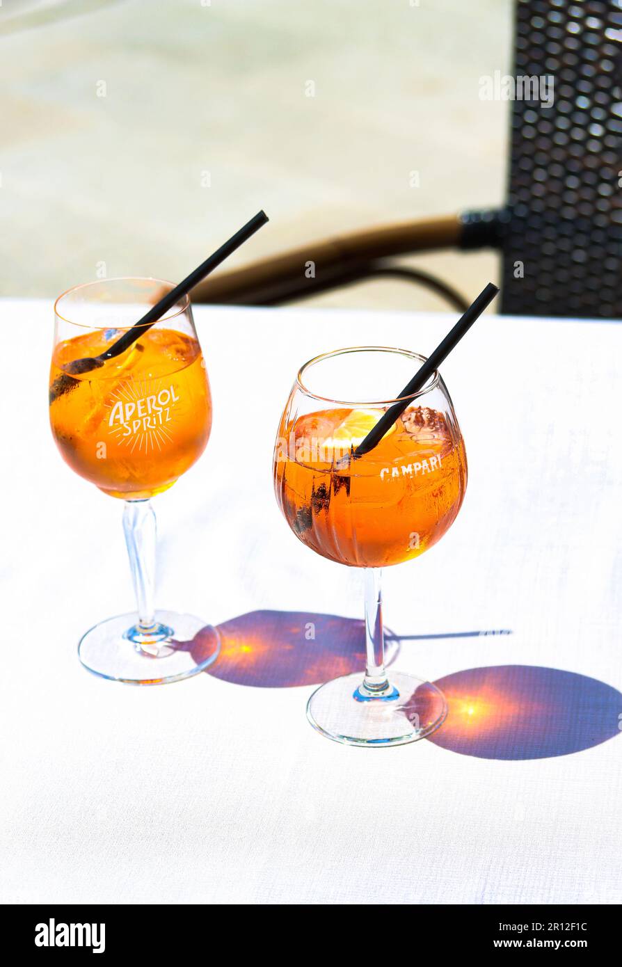 Bicchiere di cocktail Aperol Spritz ghiacciato servito in un bicchiere di  vino, decorato con fette di arancio. Aperitivo in caffetteria di strada in  Italia Foto stock - Alamy