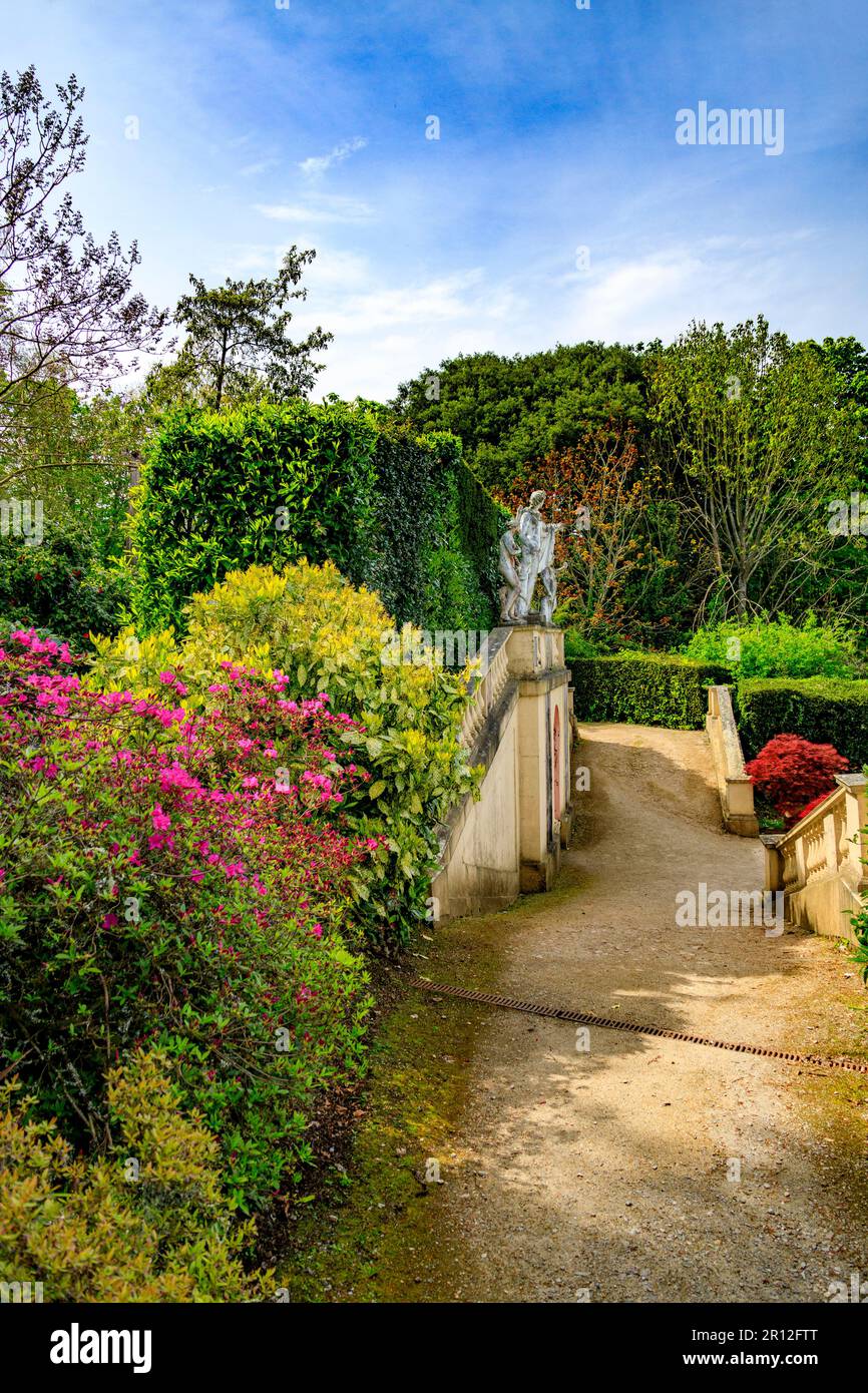 Il Giardino Italiano con statue e azalee fiorite nel Mount Edgcombe Country Park, Cornovaglia, Inghilterra, Regno Unito Foto Stock