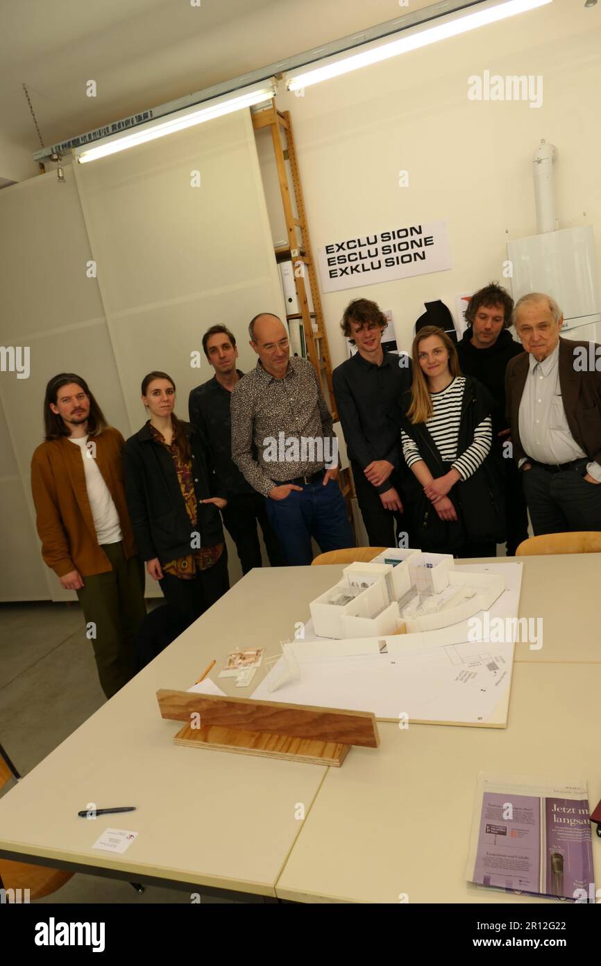 Architektengruppe AKT und Hermann Czech, Gestalter des österreichischen Biennale-Beitrags 2023 in Venedig, Thema BETEILIGUNG // Architecture Group AKT Foto Stock