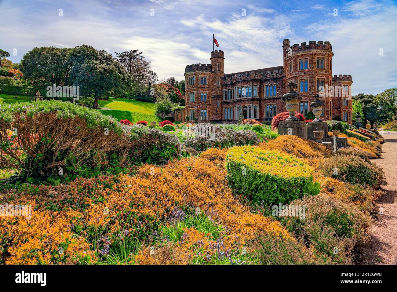 Il colorato giardino formale accanto alla ricostruita Mount Edgcumbe House nel Mount Edgcumbe Country Park, Cornovaglia, Inghilterra, Regno Unito Foto Stock