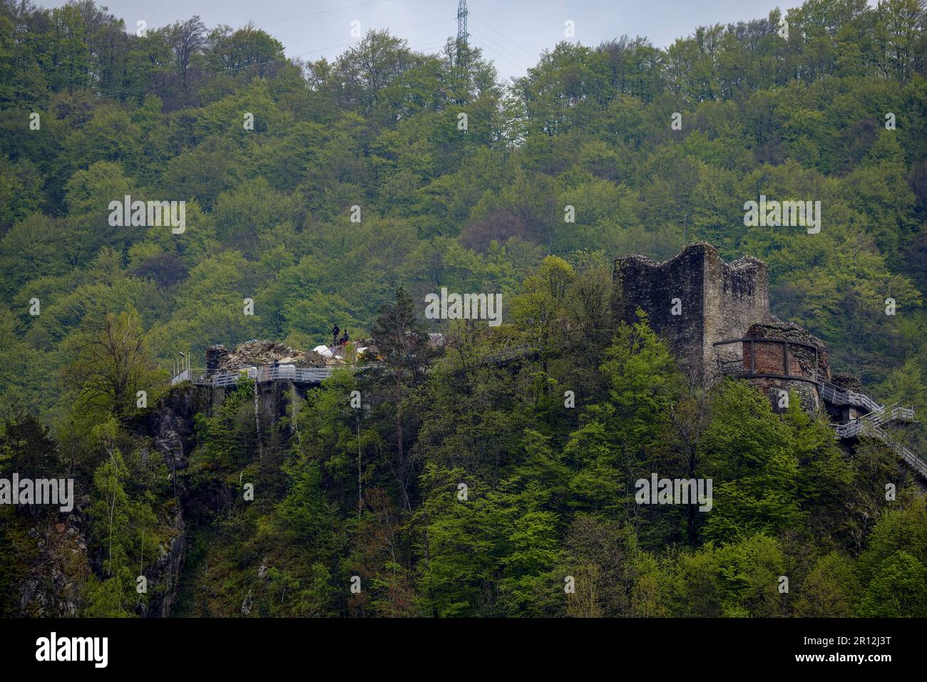 Paesaggio con la fortezza medievale Poienari famosa fortezza di Dracula Foto Stock
