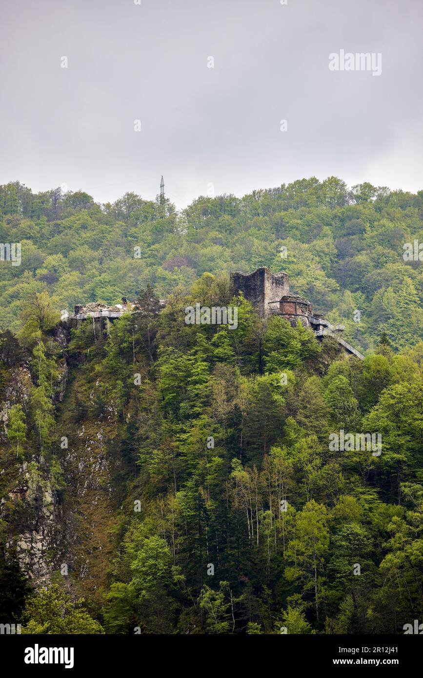 Paesaggio con la fortezza medievale Poienari famosa fortezza di Dracula Foto Stock