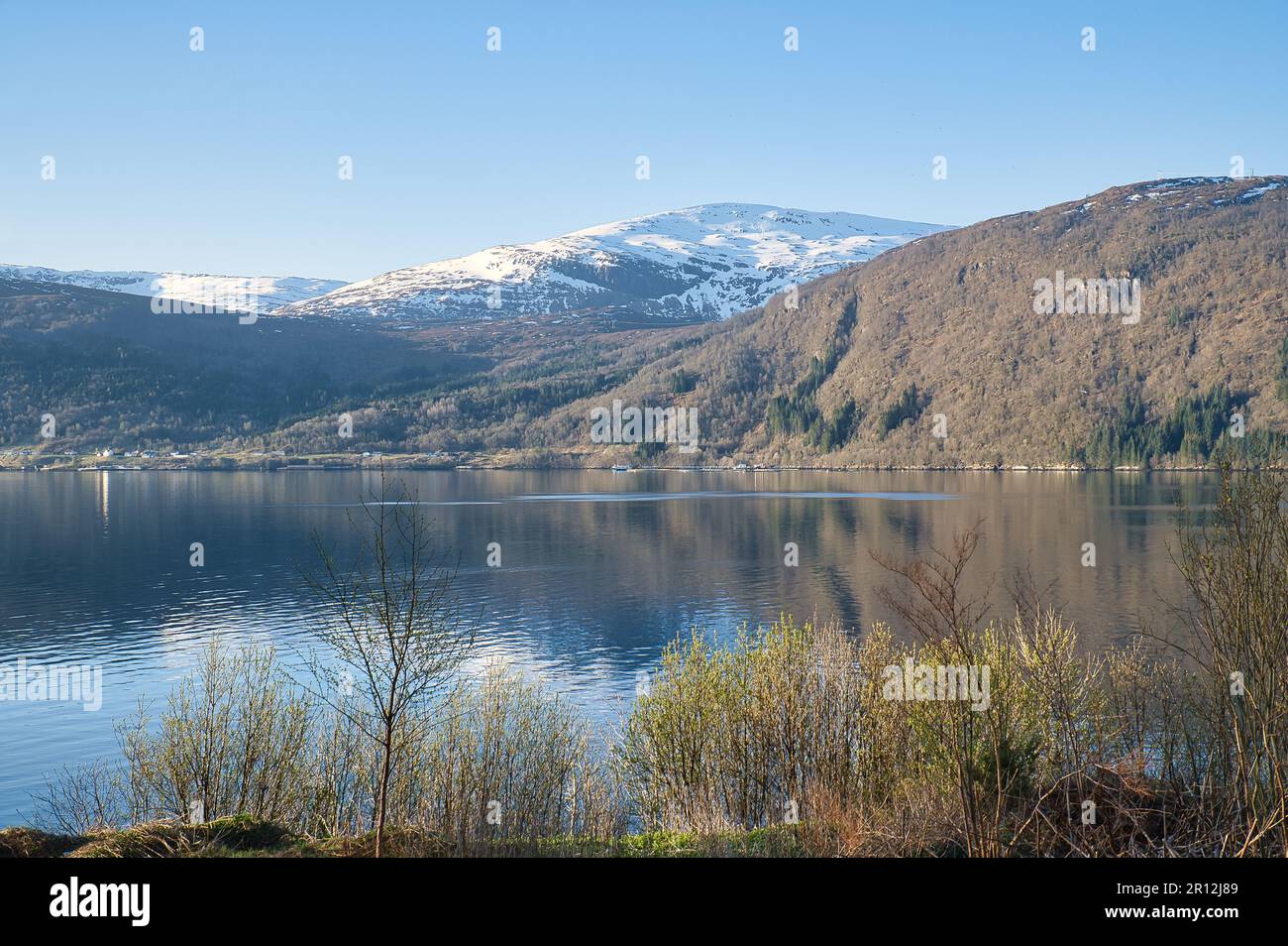 Nordfjord in Norvegia. Vista sulle montagne innevate. Deserto in Scandinavia, al sole. Foto del paesaggio da nord Foto Stock