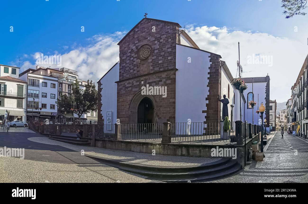 Isola di Madeira Portogallo - 04 19 2023: Vista panoramica sulla facciata anteriore della Cattedrale di nostra Signora dell'Assunzione, o sé Catedral de Nossa Senh Foto Stock