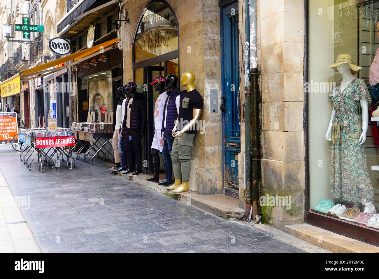 Manichini sistemati all'esterno di un negozio di abbigliamento in Sainte Catherine Street, una strada pedonale dello shopping nel cuore di Bordeaux, Francia. Foto Stock