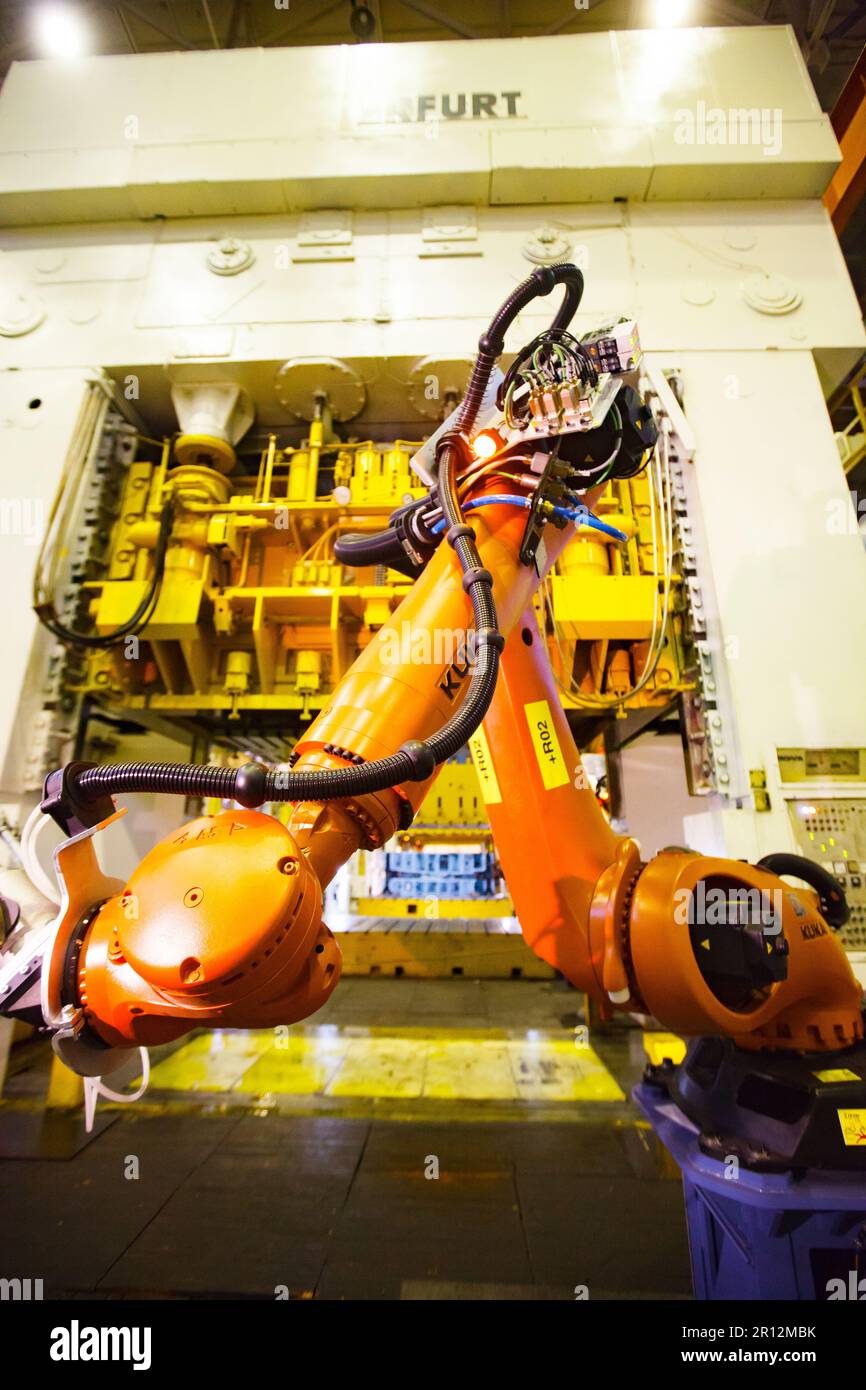 Nizhny Novgorod, Russia - 21 novembre 2020: Stabilimento di produzione auto DI GAZ. Manipolatore robot Orange Kuka e pressa per stampaggio Erfurt. Foto Stock