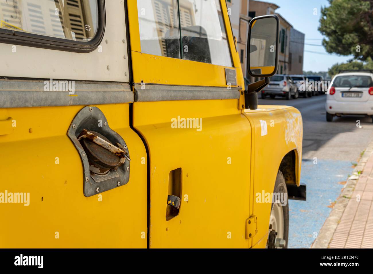 Portocolom, Spagna; aprile 23 2023: Land Rover Santana SUV giallo, parcheggiato nella città maiorchina di Portocolom, Spagna Foto Stock