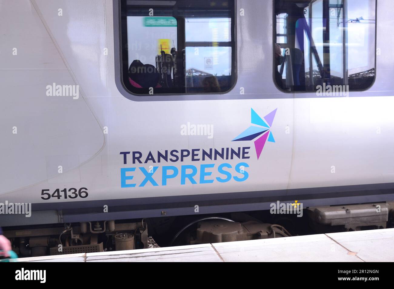 Manchester, Regno Unito, 11th maggio 2023. Mark Harper, segretario dei trasporti, ha affermato che la compagnia ferroviaria TransPennine Express (TPE) deve essere gestita dallo Stato dopo troppe cancellazioni e un servizio scadente. TPE è di proprietà di First Group, il contratto scade il 28th maggio e non sarà rinnovato. Questo nazionalizzerà il servizio ferroviario e lo includerà nell’Operator of Last Resort (RLN) del Dipartimento per i Trasporti a partire da maggio 28. I politici del nord avevano fatto pressioni per il cambiamento dopo molte cancellazioni di treni e ritardi sul TPE. Treno alla stazione ferroviaria di Piccadilly, Manchester. Credit: Terry Waller/Alamy Live News Foto Stock