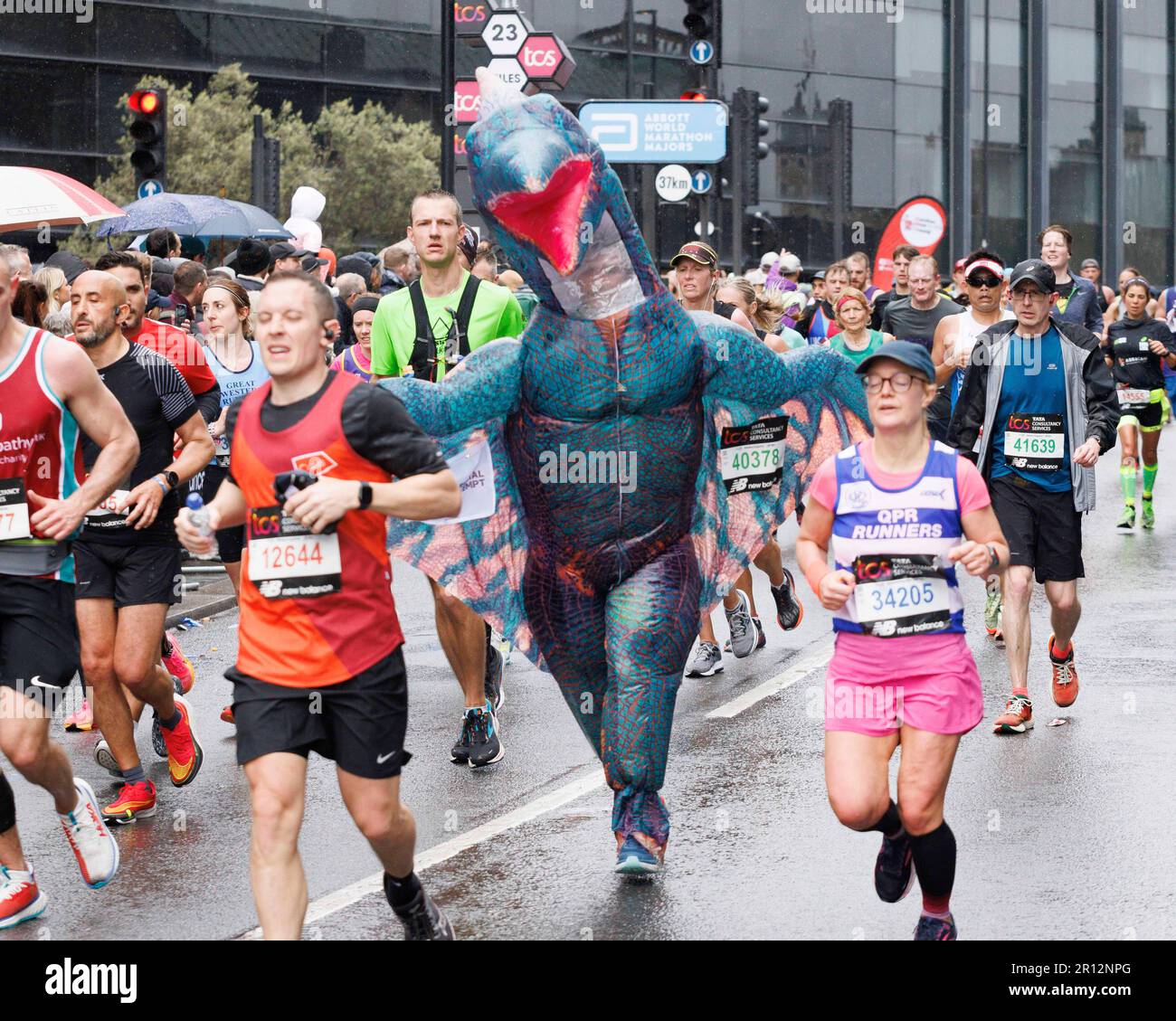 I comò di fantasia prendono parte oggi alla Maratona di Londra. Immagine scattata il 23rd aprile 2023. © Belinda Jiao jiao.bilin@gmail.com 07598931257 https://www.belind Foto Stock