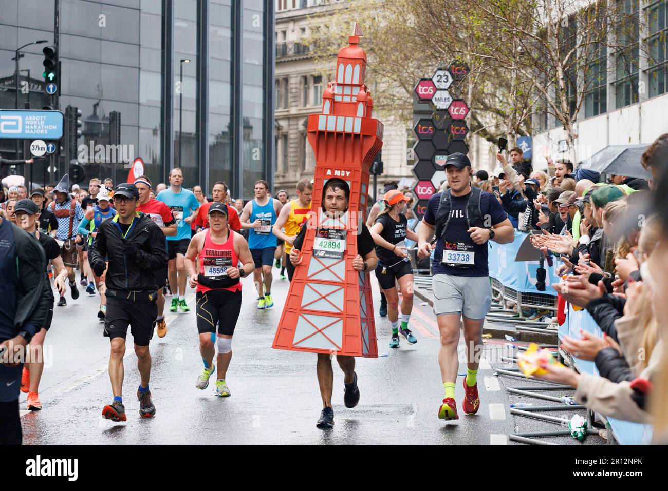 I comò di fantasia prendono parte oggi alla Maratona di Londra. Immagine scattata il 23rd aprile 2023. © Belinda Jiao jiao.bilin@gmail.com 07598931257 https://www.belind Foto Stock