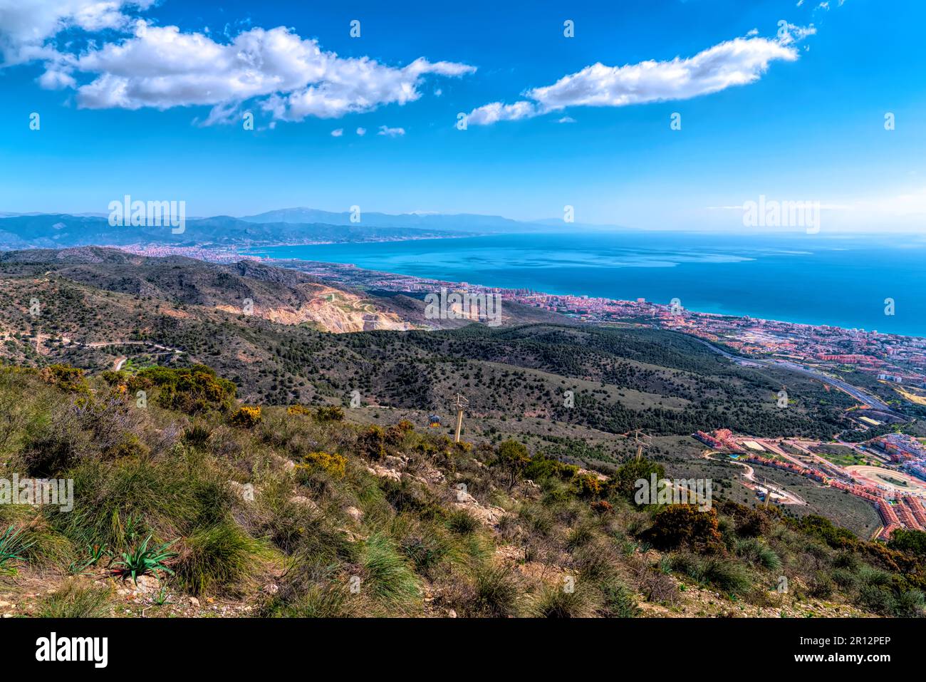 Benalmadena Spagna vista a Torremolinas Costa del Sol dal Monte Calamorro Andalusia Foto Stock