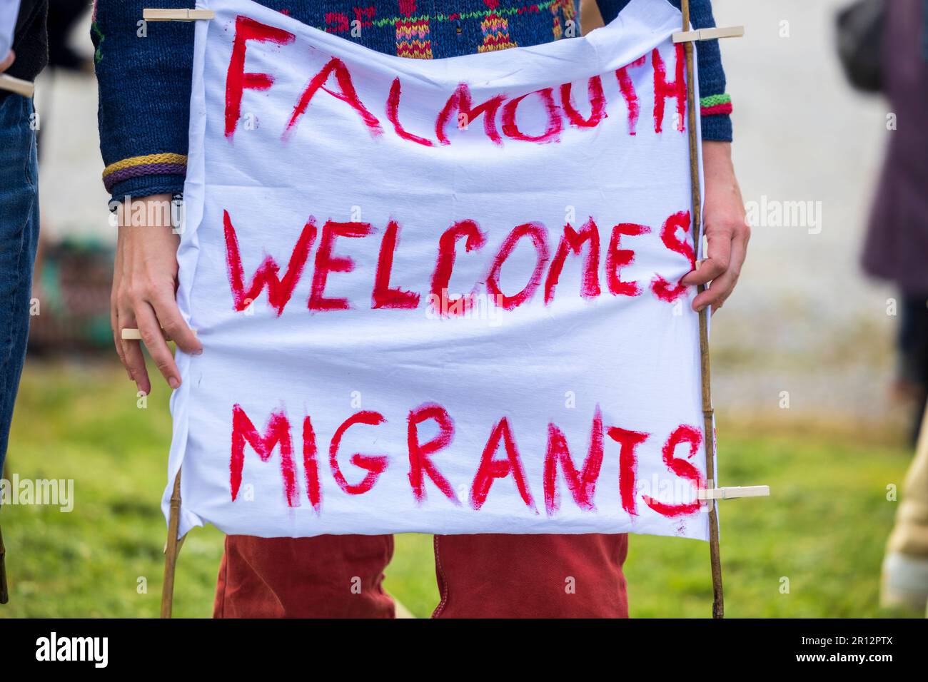 La comunità di Falmouth ha una protesta di emergenza in solidarietà con i rifugiati mentre il controverso Bibby Stockhold arriva a Port Foto Stock