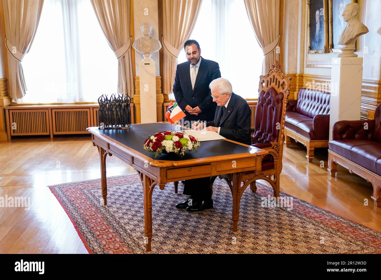 Oslo 20230511.il presidente italiano Sergio Mattarella e il presidente di Storting Masud Gharahkhani hanno firmato il libro degli ospiti nell'Eidsvollsgalleriet di Storting. Foto: Fredrik Varfjell / NTB Foto Stock