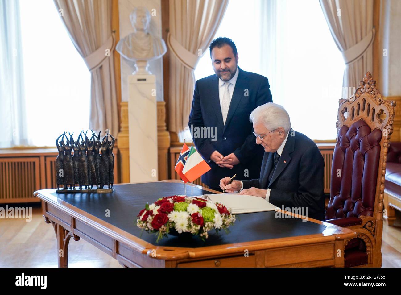 Oslo 20230511.il presidente italiano Sergio Mattarella e il presidente di Storting Masud Gharahkhani hanno firmato il libro degli ospiti nell'Eidsvollsgalleriet di Storting. Foto: Fredrik Varfjell / NTB Foto Stock