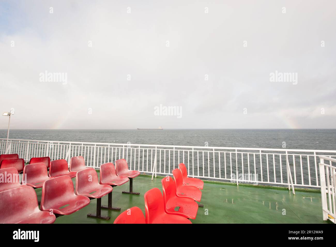 Una vista sul mare dal traghetto del paesaggio dell'isola di Arran in Scozia, accanto al mare. Foto Stock
