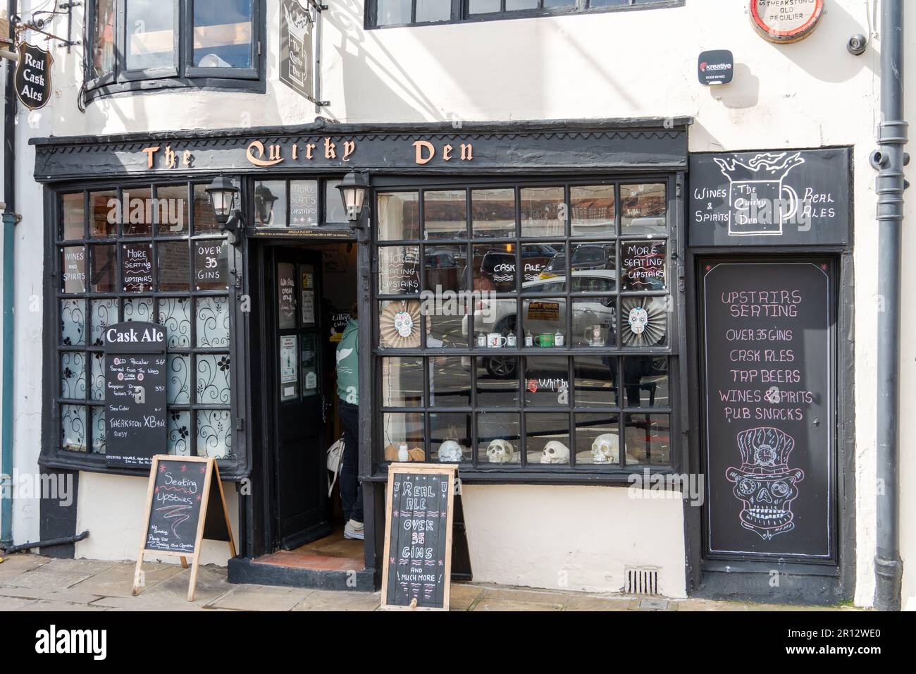 La casa o bar pubblico, 'il Den' eccentrico nella città di Whitby, North Yorkshire, Regno Unito, che vende birre in botte e gin. Foto Stock