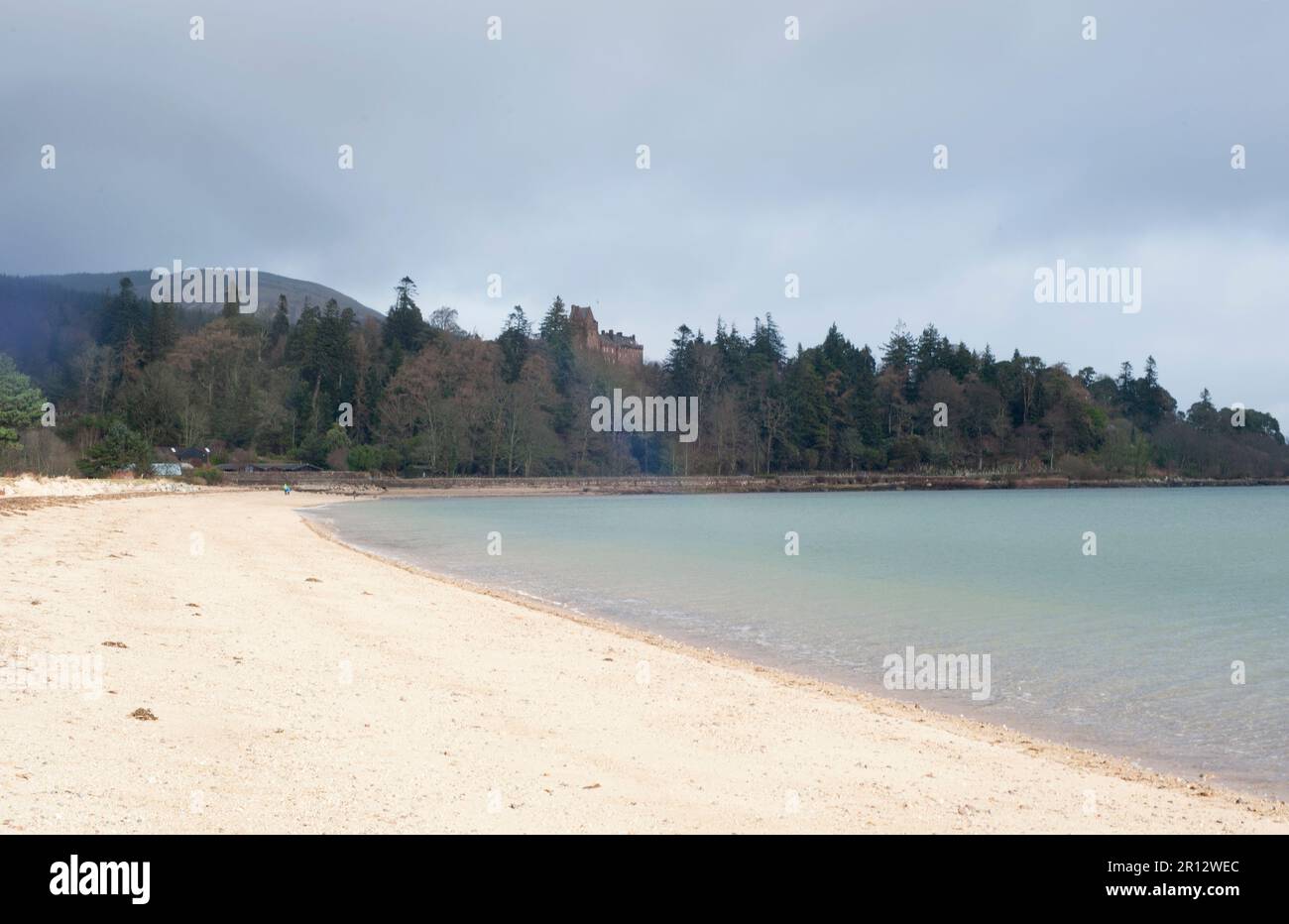 Una scena di spiaggia costiera del paesaggio dell'isola di Arran in Scozia, accanto al mare. Foto Stock