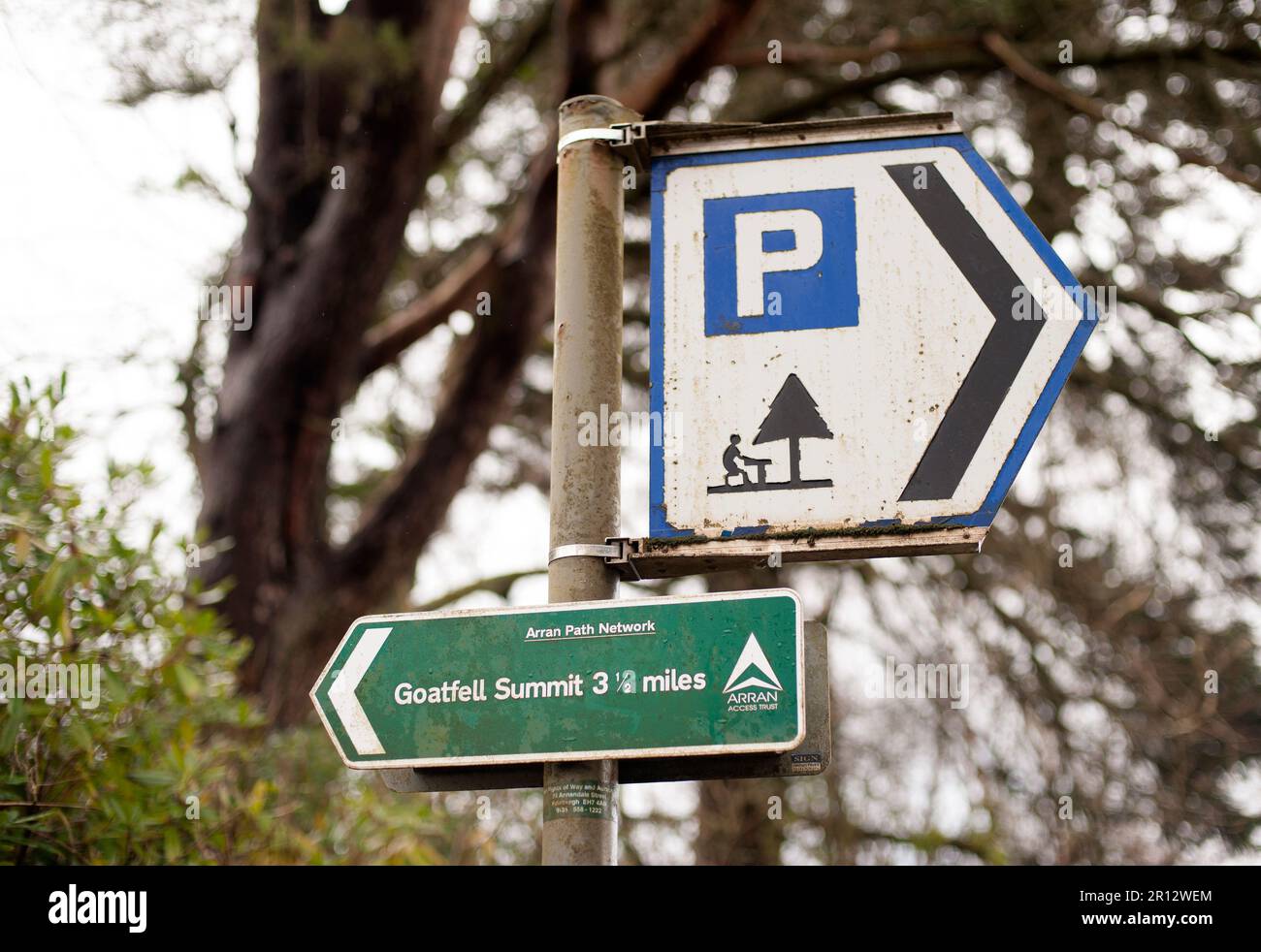 Un segno verde alla cima della montagna di Goat cadde sull'isola di Arran in Scozia, accanto al mare. Foto Stock