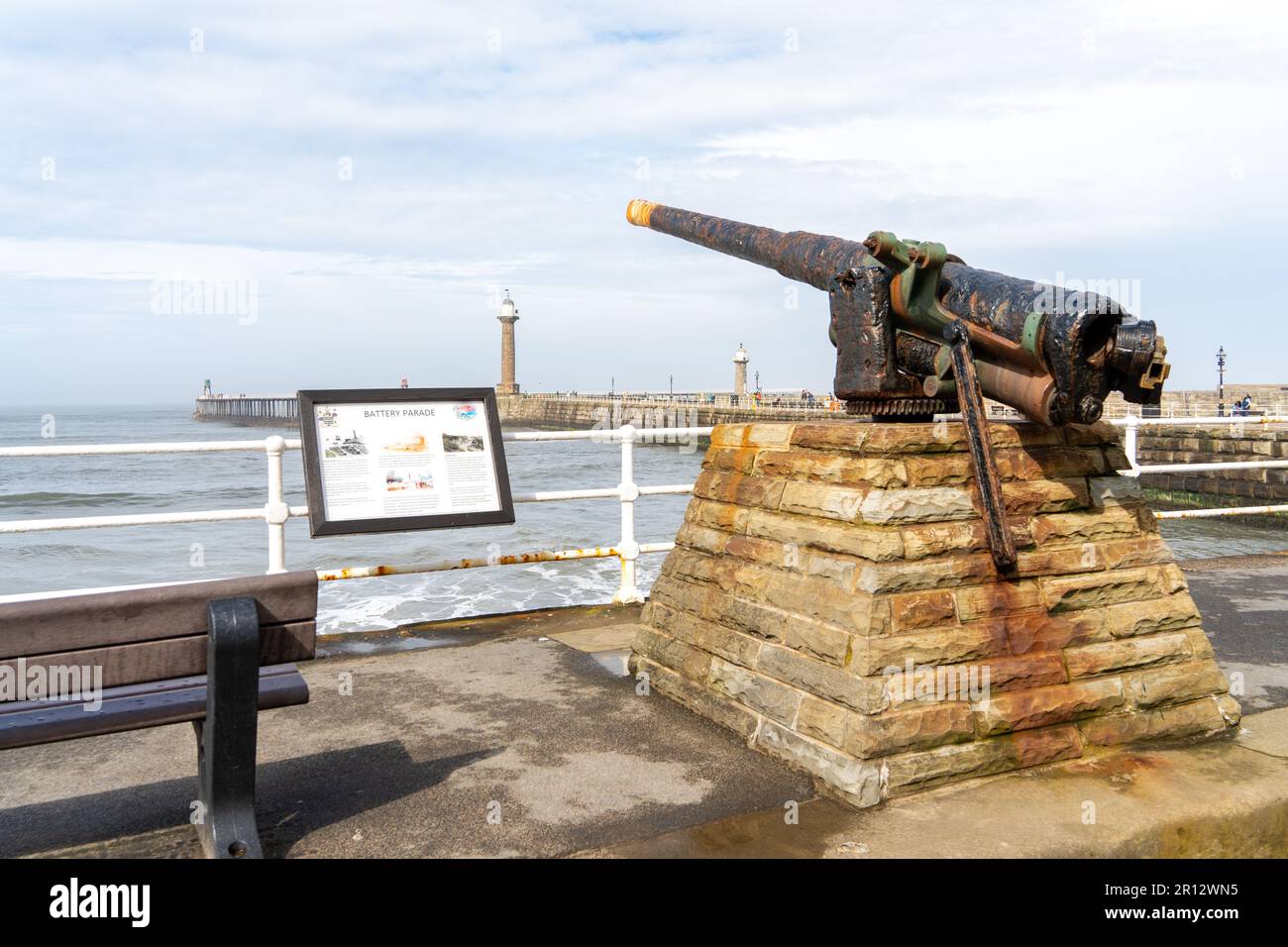 Battery Parade nella città di Whitby, North Yorkshire, Regno Unito, un sito storico con una vecchia pistola montata per la difesa costiera. Foto Stock