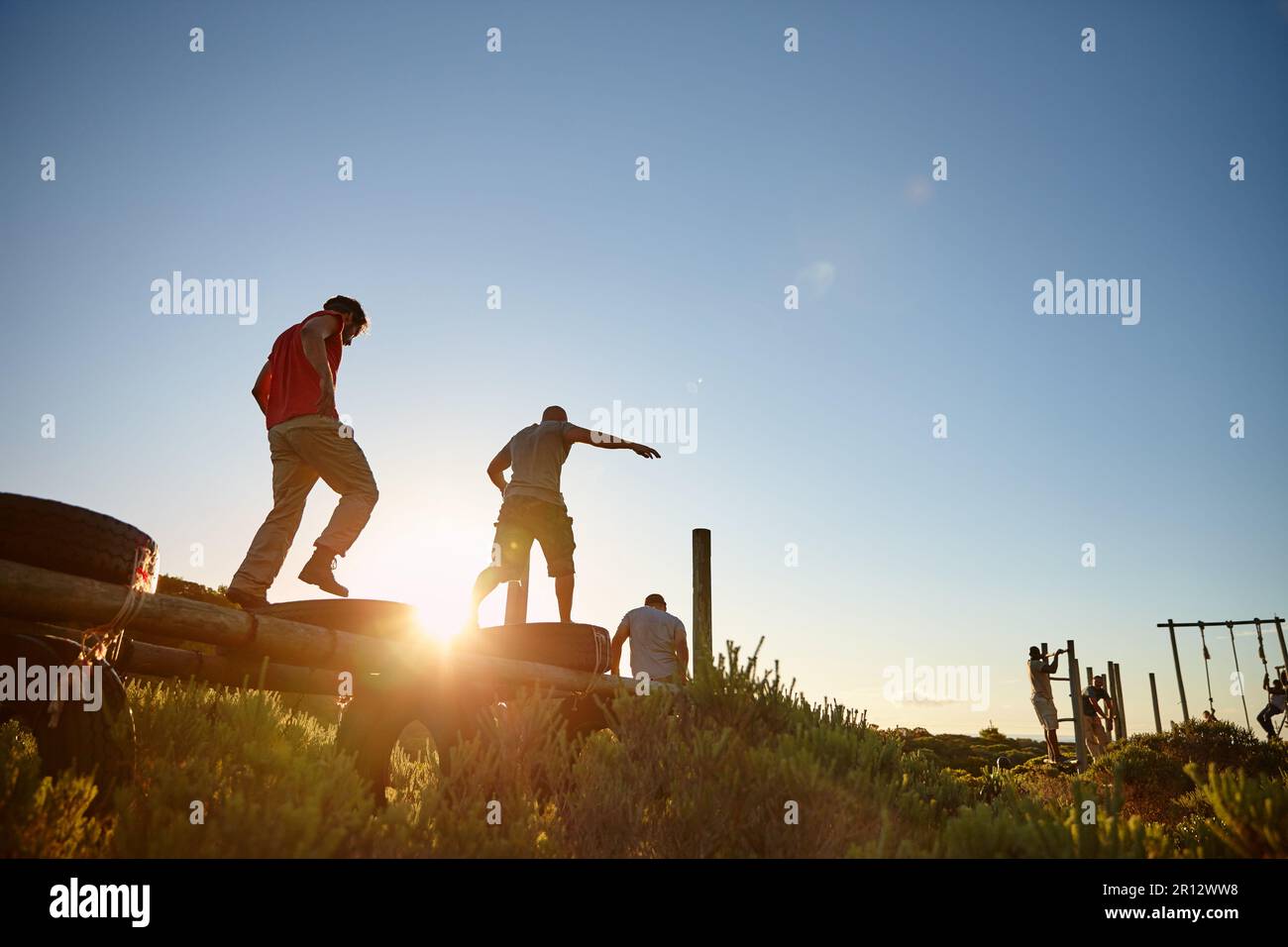 Theyre ottenere la misura di combattimento. gli uomini che attraversano un percorso di ostacolo al bootcamp. Foto Stock