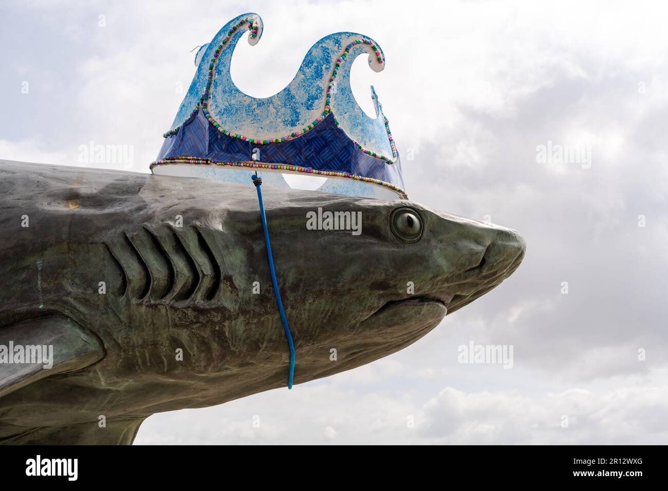 La scultura di Grey Reef Shark at the Deep, Kingston upon Hull, Regno Unito, indossa una corona di onde il giorno dell'incoronazione di Re Carlo III. Foto Stock