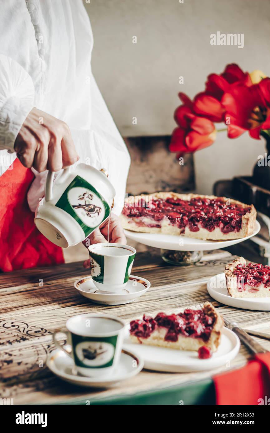 Un pezzo di torta di ciliegie per il tè del mattino. Foto di Moody. Foto Stock