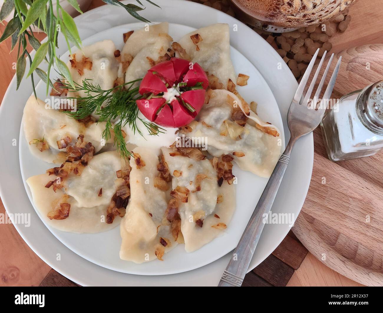 Gnocchi con patate, funghi e panna acida Foto Stock