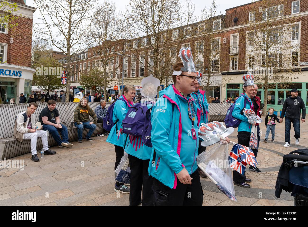 I volontari della città consegnano cappelli e bandiere al pubblico durante la trasmissione all'aperto dell'incoronazione di Re Carlo III a Kingston upon Hull, Regno Unito. Foto Stock