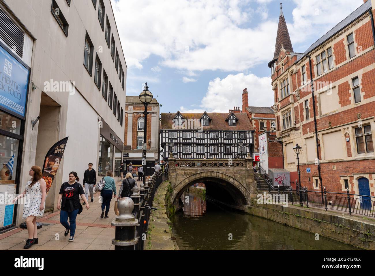 High Bridge, Lincoln - il più antico ponte del Regno Unito che ha ancora edifici, risalente al 1160AD. Foto Stock