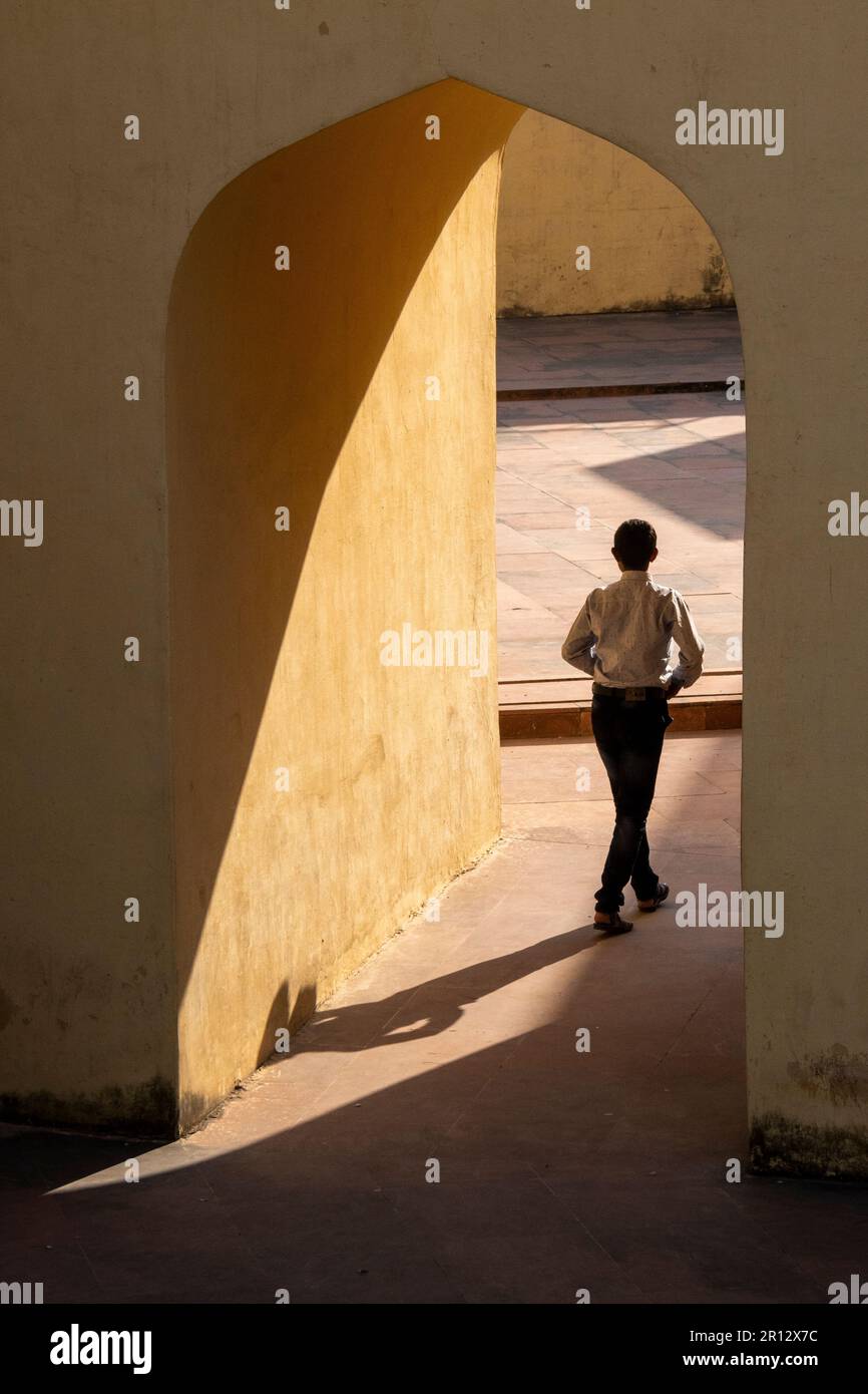 Un visitatore cammina in uno strumento a Jantar Mantar, Jaipur, Rajasthan, India Foto Stock
