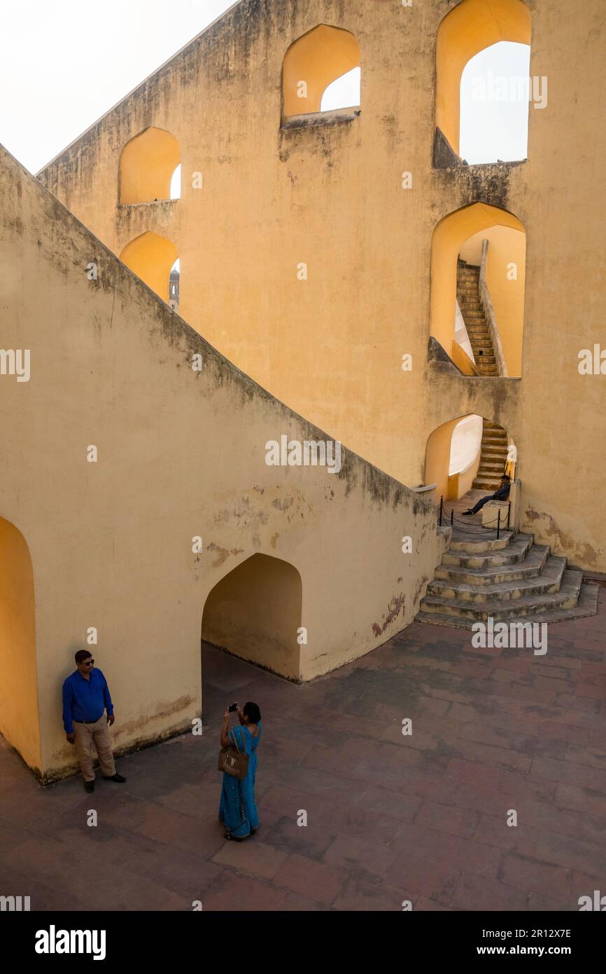 Una coppia scatta una foto a Jantar Mantar, Jaipur, Rajasthan, India Foto Stock