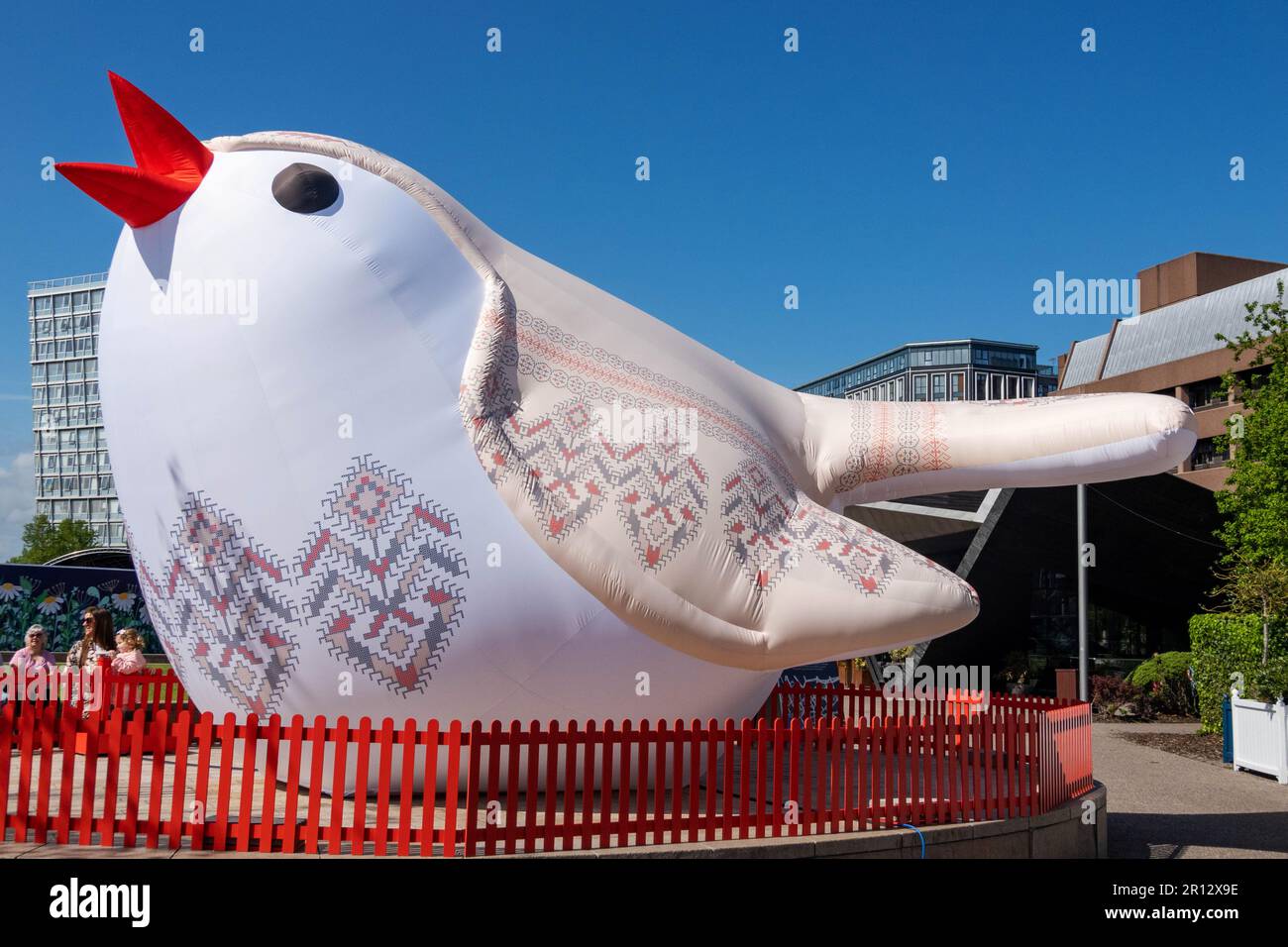 Soloveiko Songbird l'uccello nazionale dell'Ucraina per Eurovision 2023 a Liverpool Foto Stock