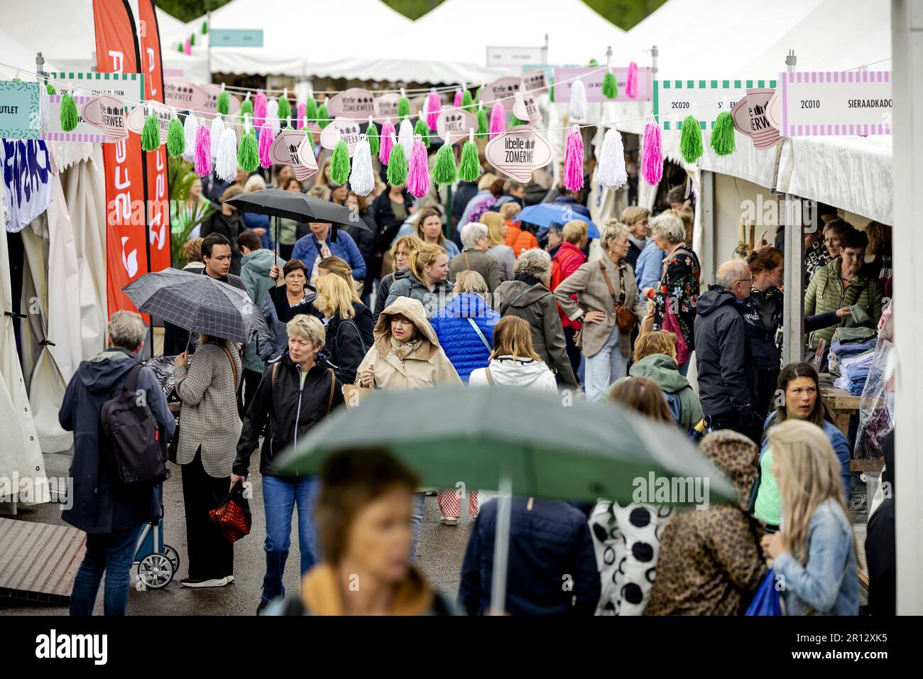 VIJFHUIZEN - visitatori del primo giorno della settimana estiva libelle a EXPO Greater Amsterdam. Durante l'evento saranno organizzati workshop e diversi artisti e relatori si esibiranno. ANP ROBIN VAN LONKHUIJSEN olanda fuori - belgio fuori Foto Stock