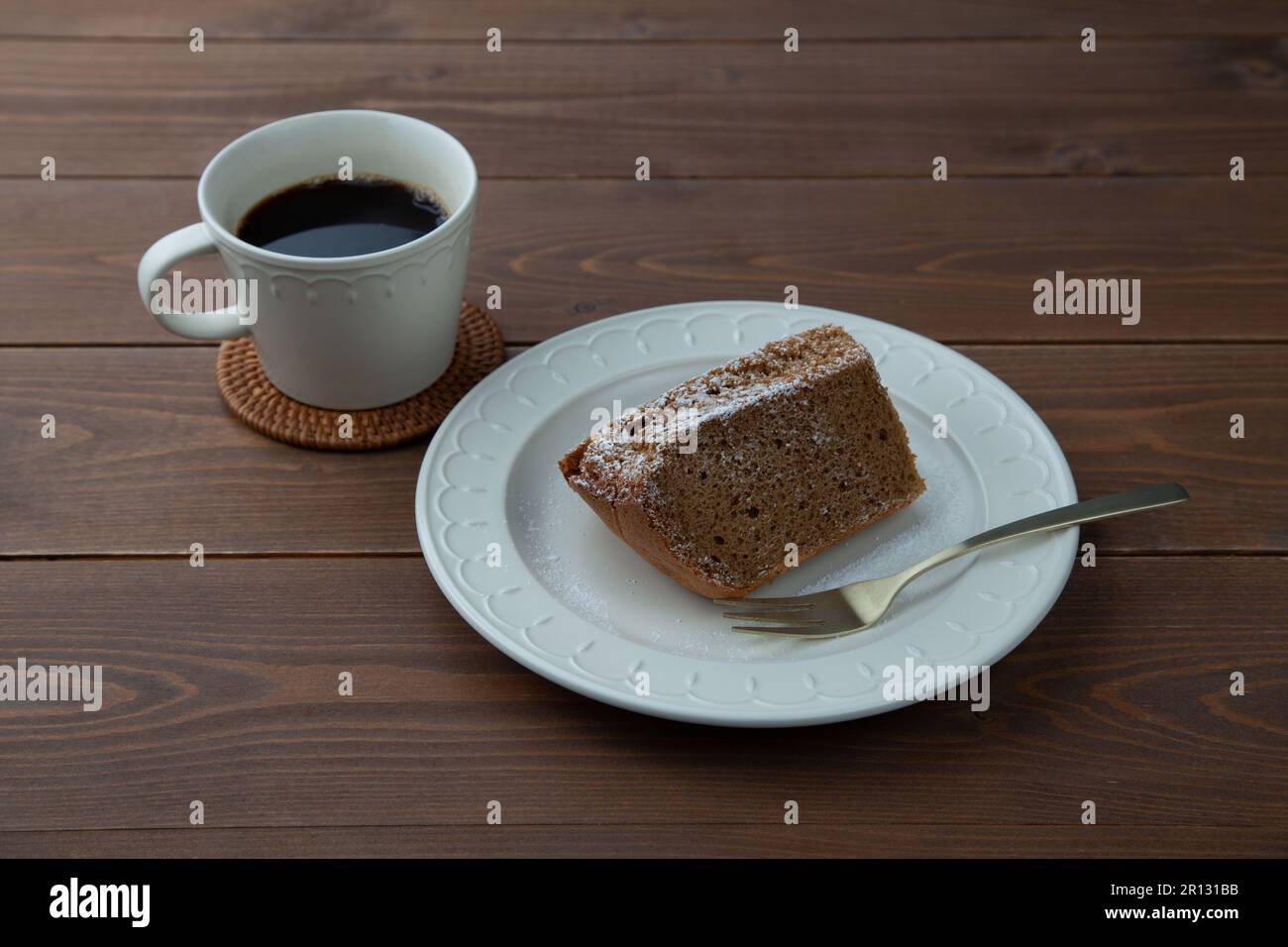 torta di caffè chiffon su piatto isolato sul tavolo Foto Stock