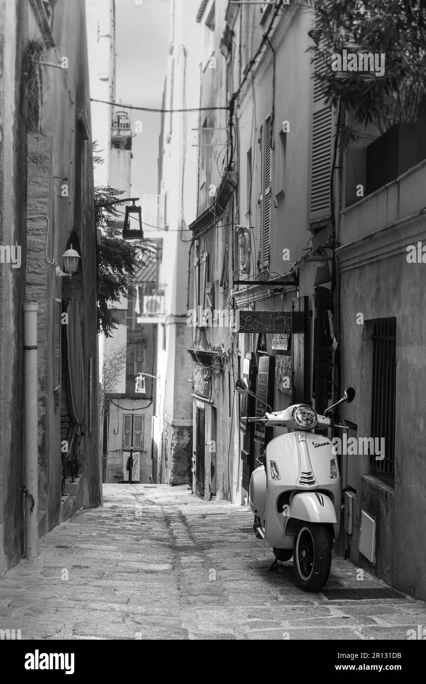città vecchia in bianco e nero in corsica durante il mio viaggio. era una giornata di sole e faceva molto caldo. Ho avuto la fortuna di non trovare nessuno su questa strada Foto Stock