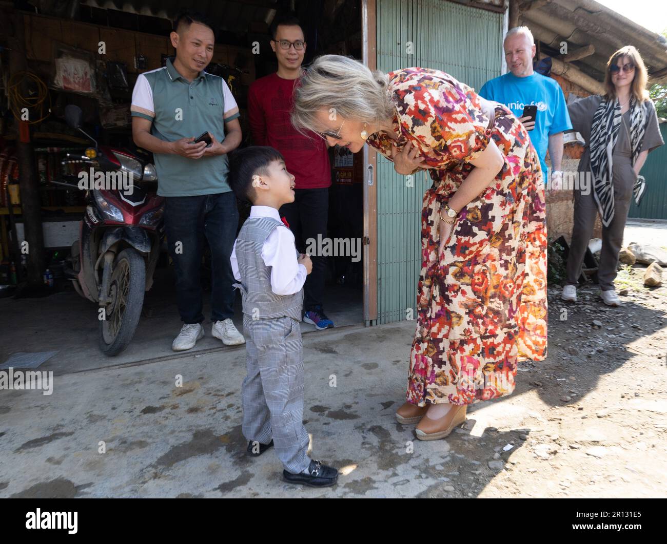 Hoang Lien, Vietnam. 11th maggio, 2023. La regina Mathilde del Belgio ha raffigurato durante una visita al mercato verde locale di Sapa, durante una missione reale in Vietnam, a Hoang Lien, Vietnam, giovedì 11 maggio 2023. La missione è organizzata dall'UNICEF Belgio in collaborazione con i dipendenti locali dell'UNICEF Vietnam. La visita della Regina in Vietnam si concentra sul lavoro dell'UNICEF per colmare le lacune educative e aumentare le opportunità per i bambini e gli adolescenti più vulnerabili nelle aree rurali più difficili da raggiungere. BELGA PHOTO BENOIT DOPPAGNE Credit: Belga News Agency/Alamy Live News Foto Stock