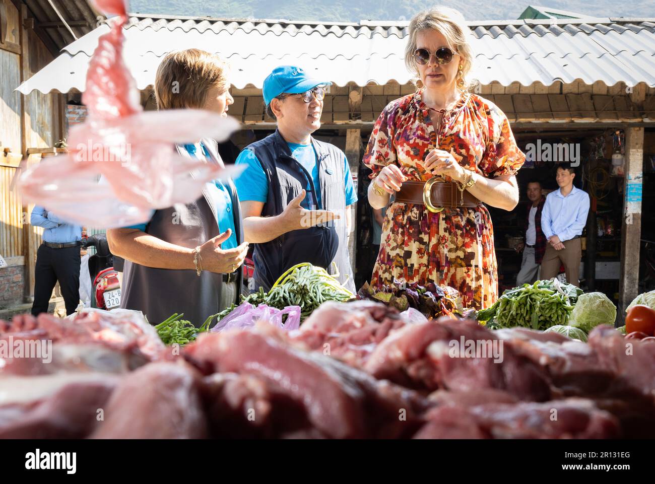 Hoang Lien, Vietnam. 11th maggio, 2023. La regina Mathilde del Belgio ha raffigurato durante una visita al mercato verde locale di Sapa, durante una missione reale in Vietnam, a Hoang Lien, Vietnam, giovedì 11 maggio 2023. La missione è organizzata dall'UNICEF Belgio in collaborazione con i dipendenti locali dell'UNICEF Vietnam. La visita della Regina in Vietnam si concentra sul lavoro dell'UNICEF per colmare le lacune educative e aumentare le opportunità per i bambini e gli adolescenti più vulnerabili nelle aree rurali più difficili da raggiungere. BELGA PHOTO BENOIT DOPPAGNE Credit: Belga News Agency/Alamy Live News Foto Stock
