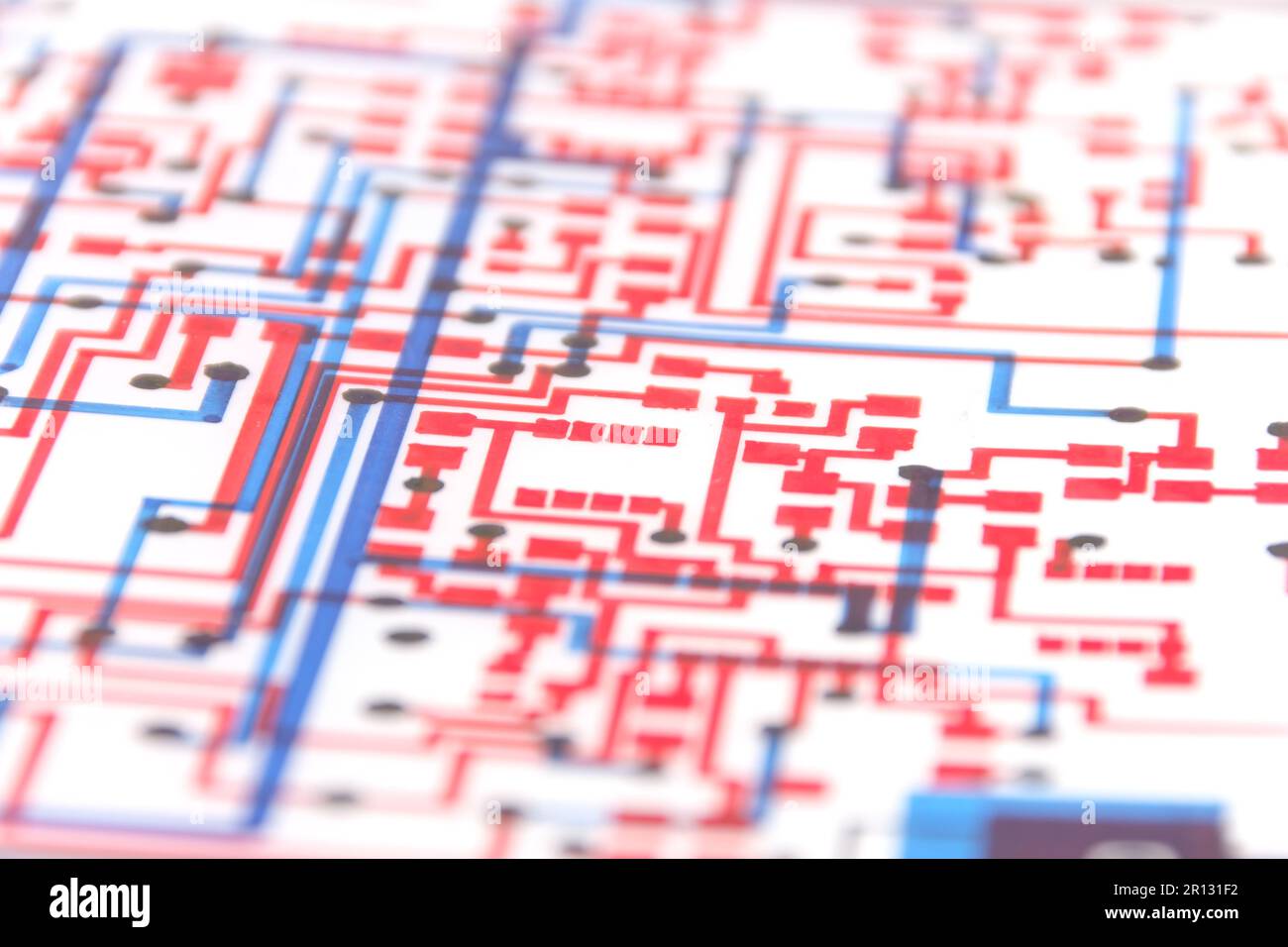 primo piano di una disposizione dei circuiti tracciata in rosso e blu per una scheda stampata Foto Stock