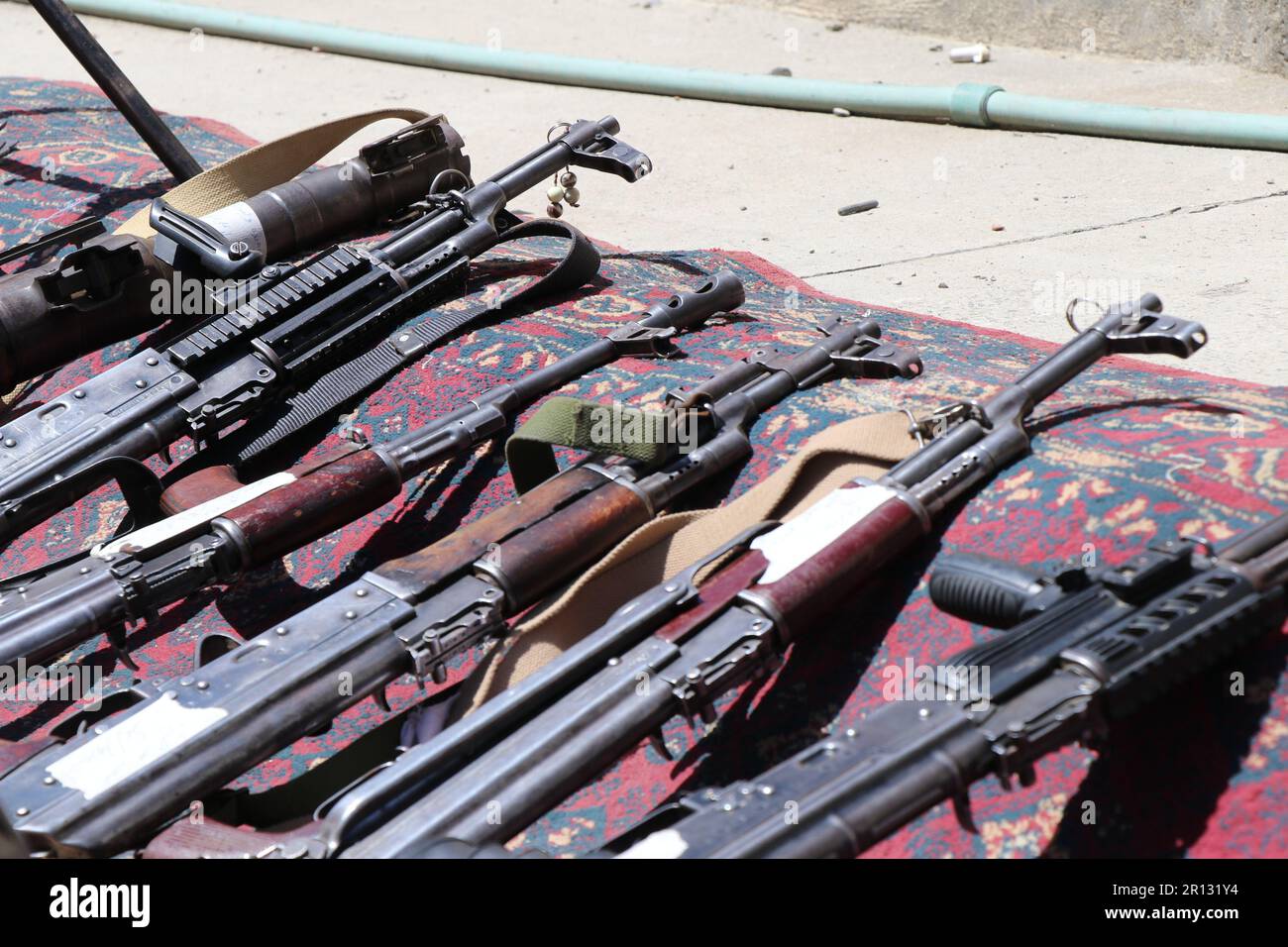 Khost. 9th maggio, 2023. Questa foto scattata il 9 maggio 2023 mostra le armi sequestrate dalle forze di sicurezza afghane nella provincia di Khost, Afghanistan. Le forze di sicurezza afghane hanno scoperto e sequestrato 94 pezzi di diversi tipi di armi nella regione orientale del paese dilaniato dalla guerra, ha detto una dichiarazione del Ministero per la Difesa Nazionale rilasciato qui Mercoledì. Credit: Yuuf Mangal/Xinhua/Alamy Live News Foto Stock