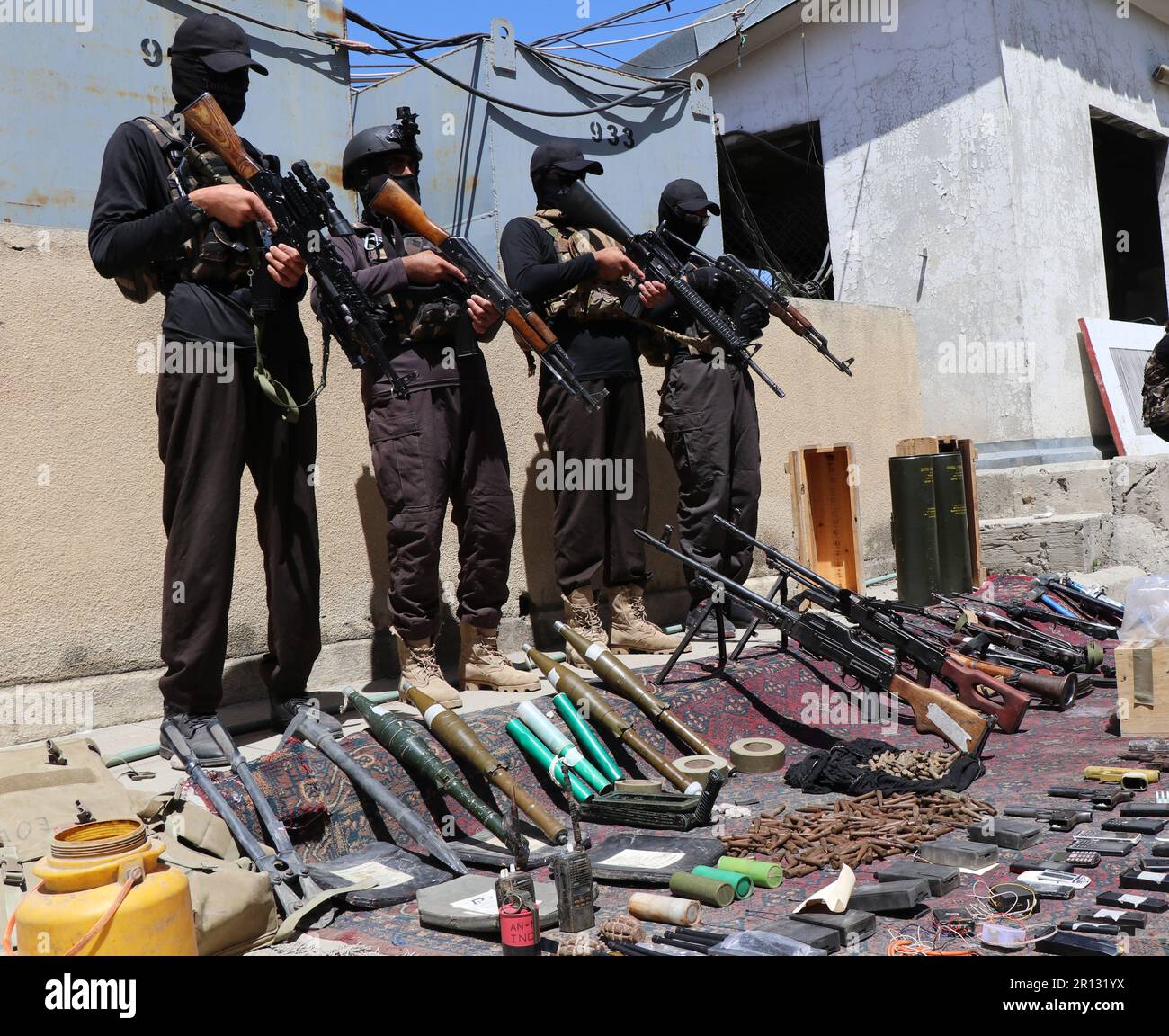 Khost. 9th maggio, 2023. Questa foto scattata il 9 maggio 2023 mostra le armi sequestrate dalle forze di sicurezza afghane nella provincia di Khost, Afghanistan. Le forze di sicurezza afghane hanno scoperto e sequestrato 94 pezzi di diversi tipi di armi nella regione orientale del paese dilaniato dalla guerra, ha detto una dichiarazione del Ministero per la Difesa Nazionale rilasciato qui Mercoledì. Credit: Yuuf Mangal/Xinhua/Alamy Live News Foto Stock