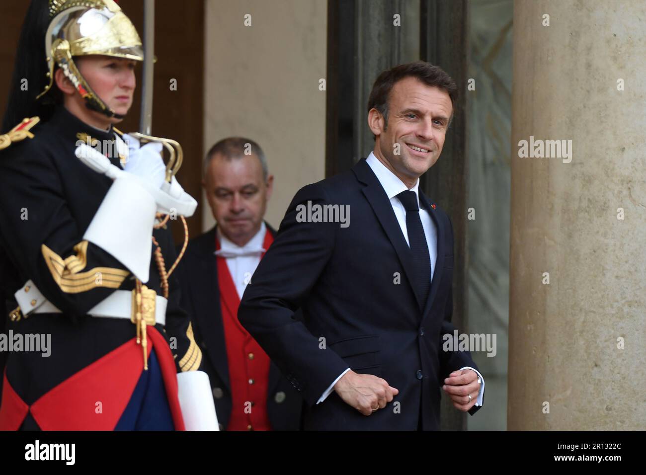 Il Presidente Emmanuel Macron dà il benvenuto al Presidente della Repubblica del Togo, Faure Gnassingbe, in occasione di una cena di lavoro presso l'Elysee Palace di Parigi, in Francia, il 10 maggio 2023. La discussione si concentrerà sul partenariato bilaterale e sulle questioni di sicurezza regionale. (Foto di Lionel Urman/SIPA USA) Foto Stock