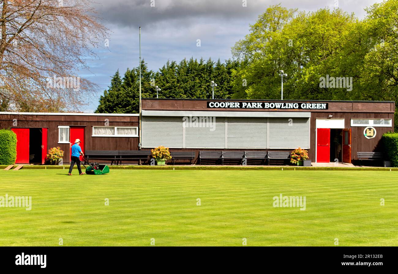 Elgin Town Moray Scotland Cooper Park l'immacolato campo da bocce e il guardiano con un rasaerba Foto Stock