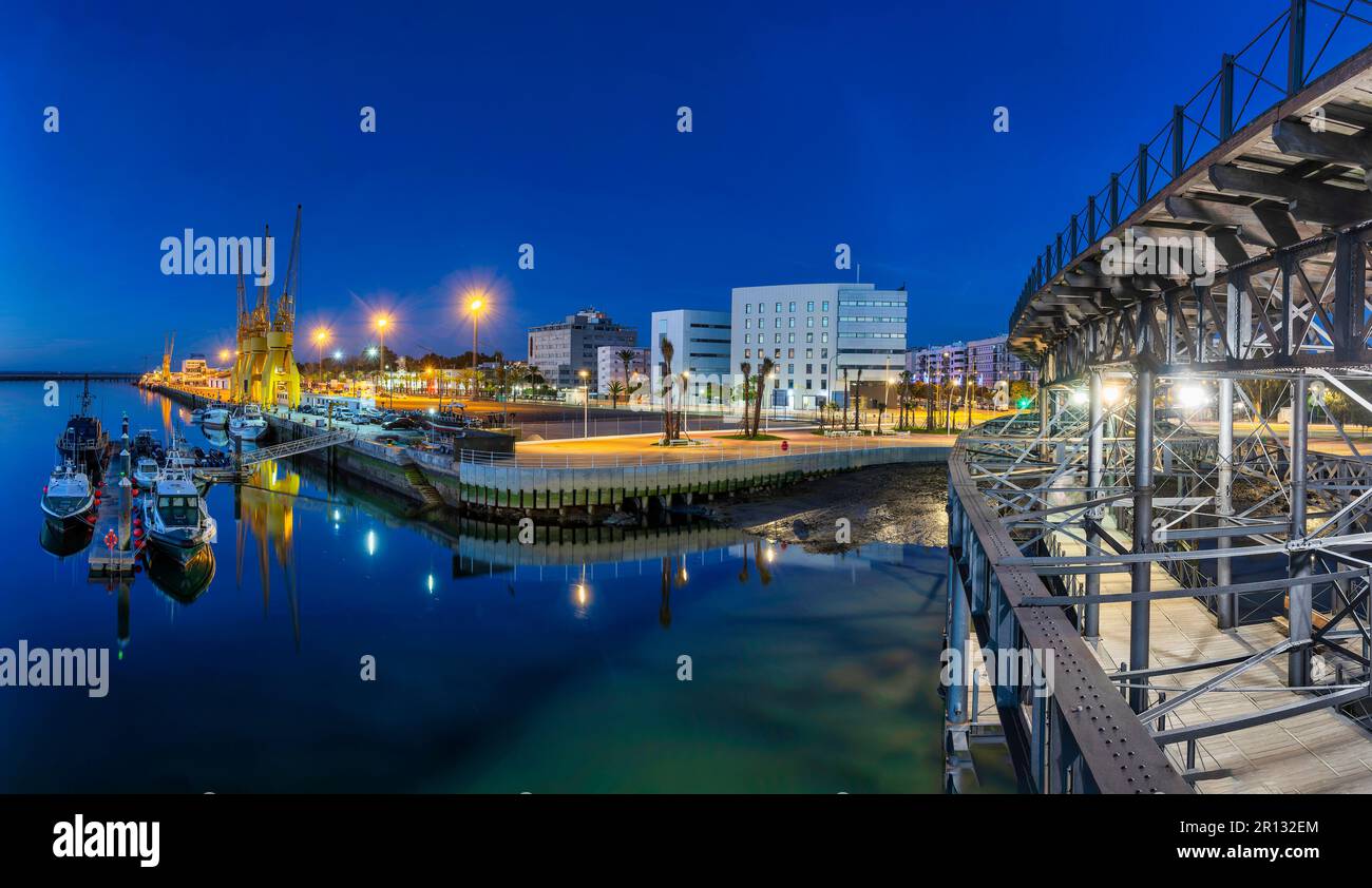 Vecchio ferro battuto quay - Muelle del Tinto - presso il fiume Rio Tinto nella città di Huelva. Andalusia, Spagna Foto Stock