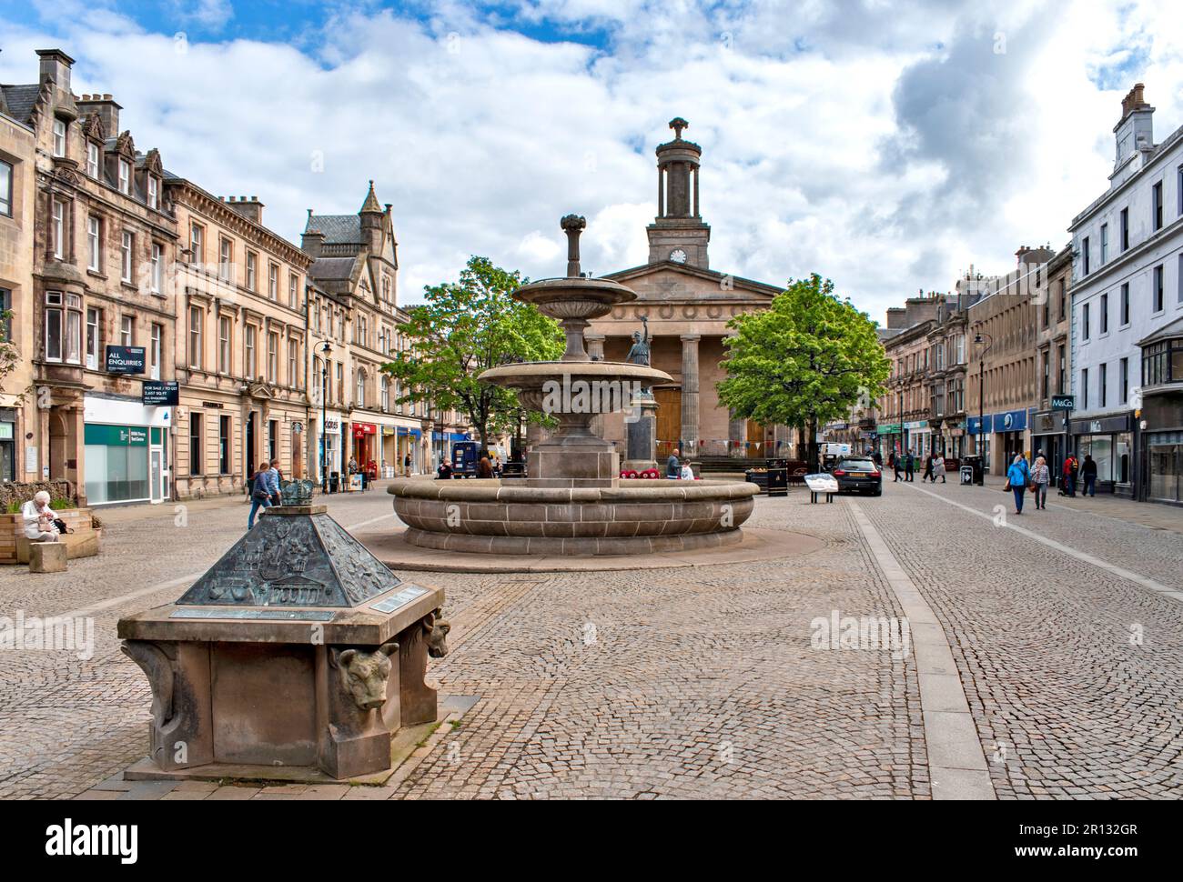 Elgin Town Moray Scozia la fontana del centro della città e la torre di St Giles Chiesa Foto Stock