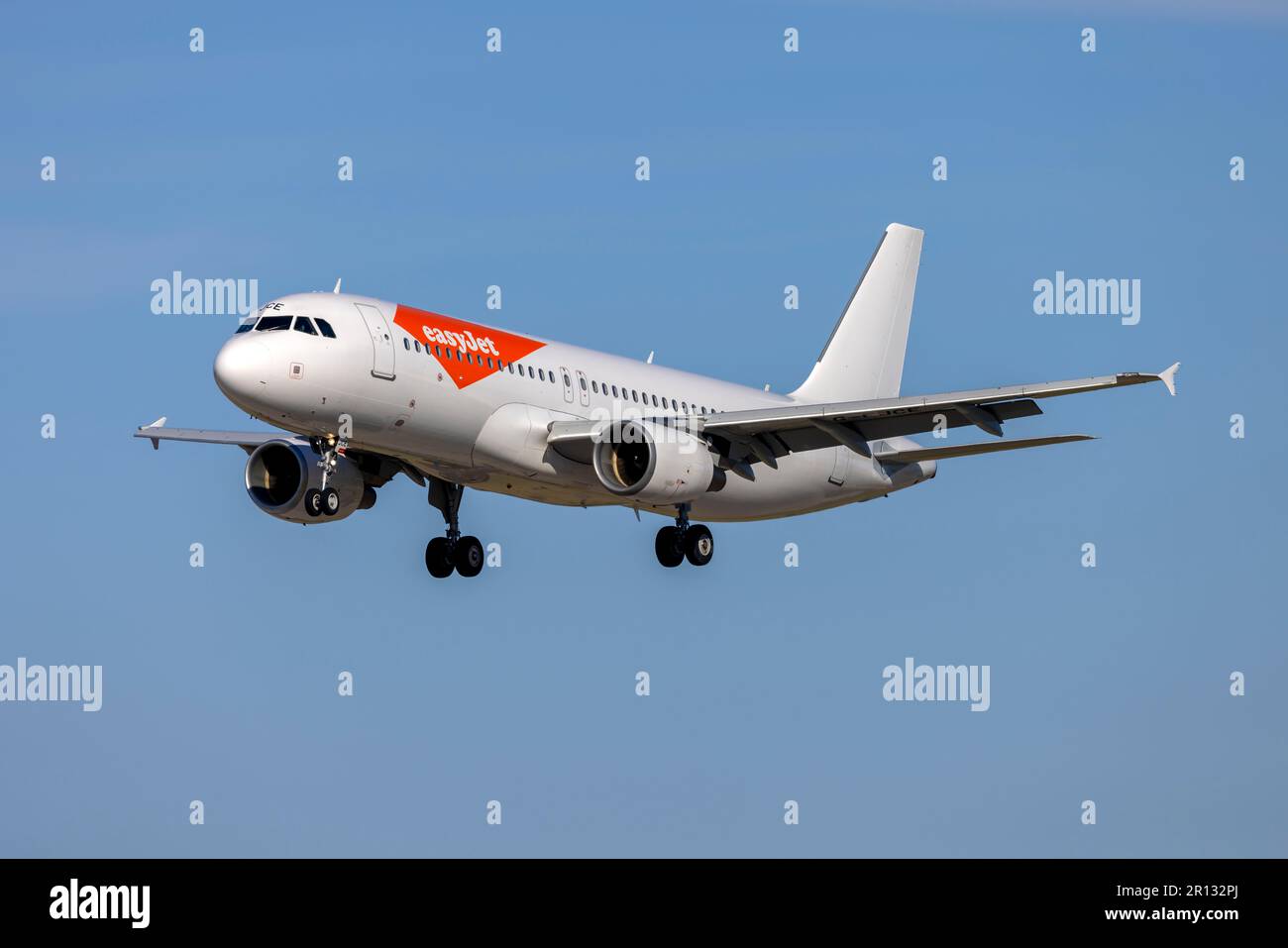 EasyJet Airbus A320-214 (REG: G-EJCE) in livrea solo parziale ha appena aderito alla flotta EasyJet. Foto Stock EasyJet Airbus A320-214 (REG: G-EJCE) in livrea solo parziale ha appena aderito alla flotta EasyJet. Foto Stock
