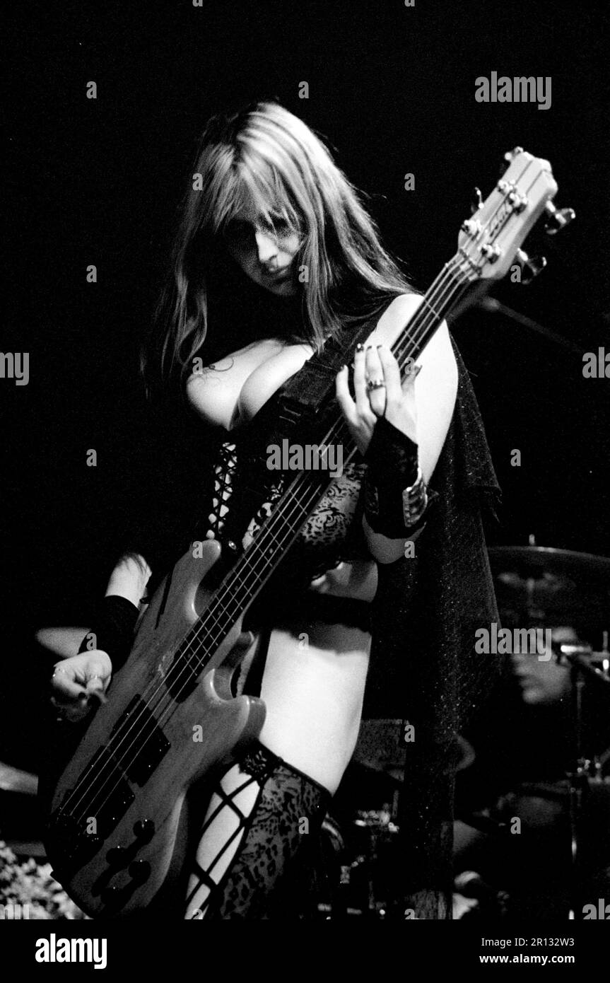 Milano Italia 2000-12-05 : Basista Maitri della morte cristiana in concerto presso il club Alcatraz Foto Stock