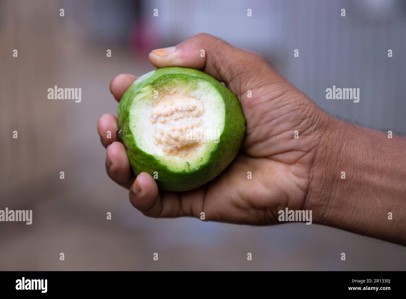 Bocconcini di guava a mano con profondità di campo poco profonda Foto Stock