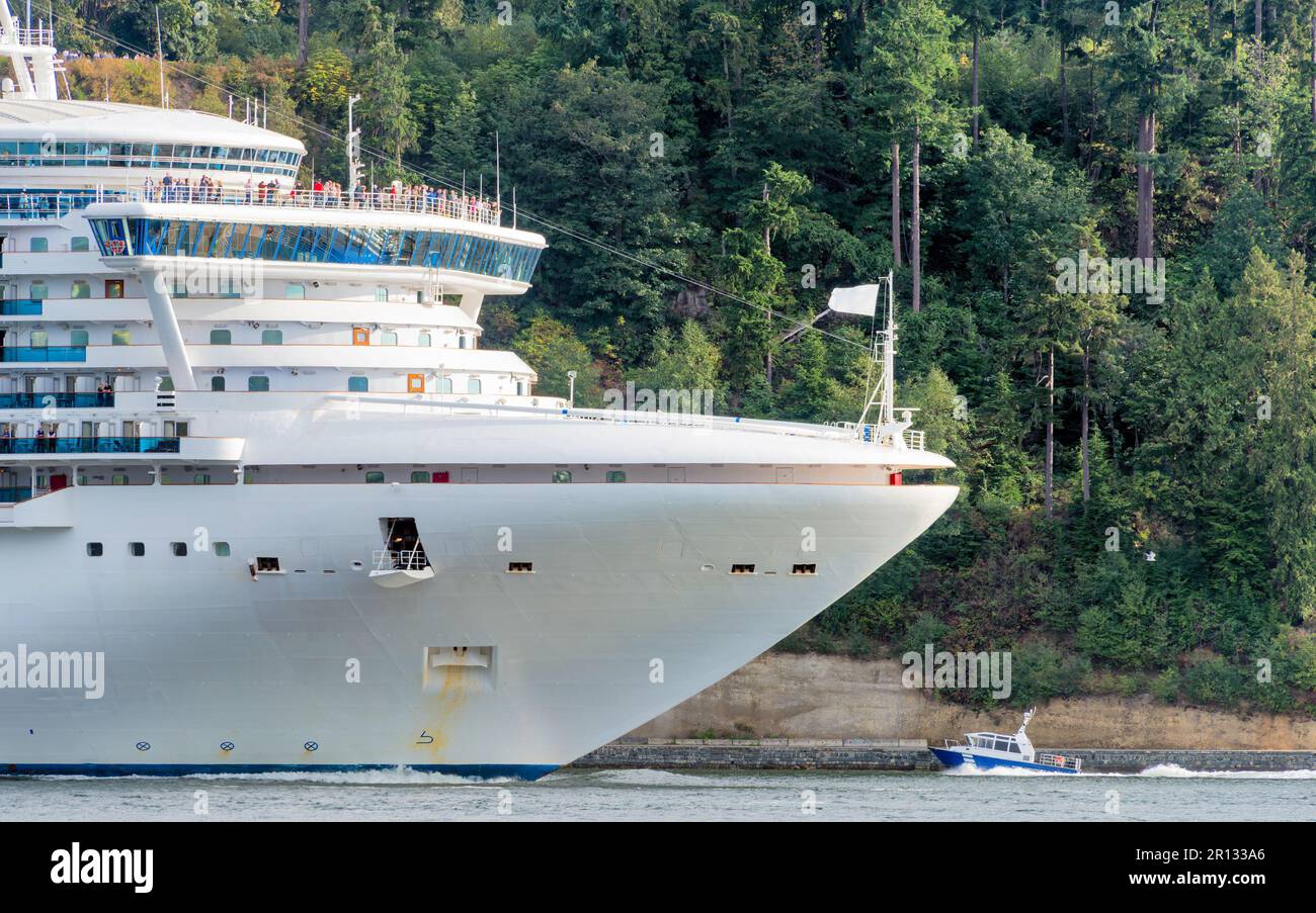 Enorme nave da crociera bianca che passa da Stenley Park a Vancouver, Canada Foto Stock