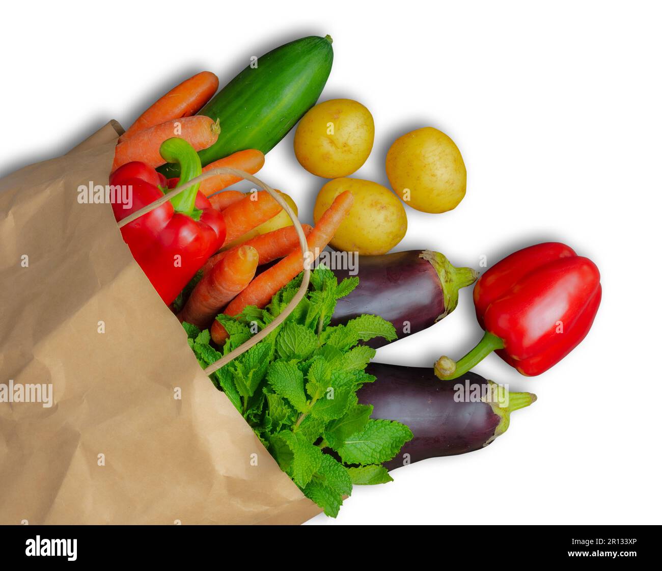 borsa shopping in carta marrone con fresco vegetableissolated su sfondo bianco Foto Stock